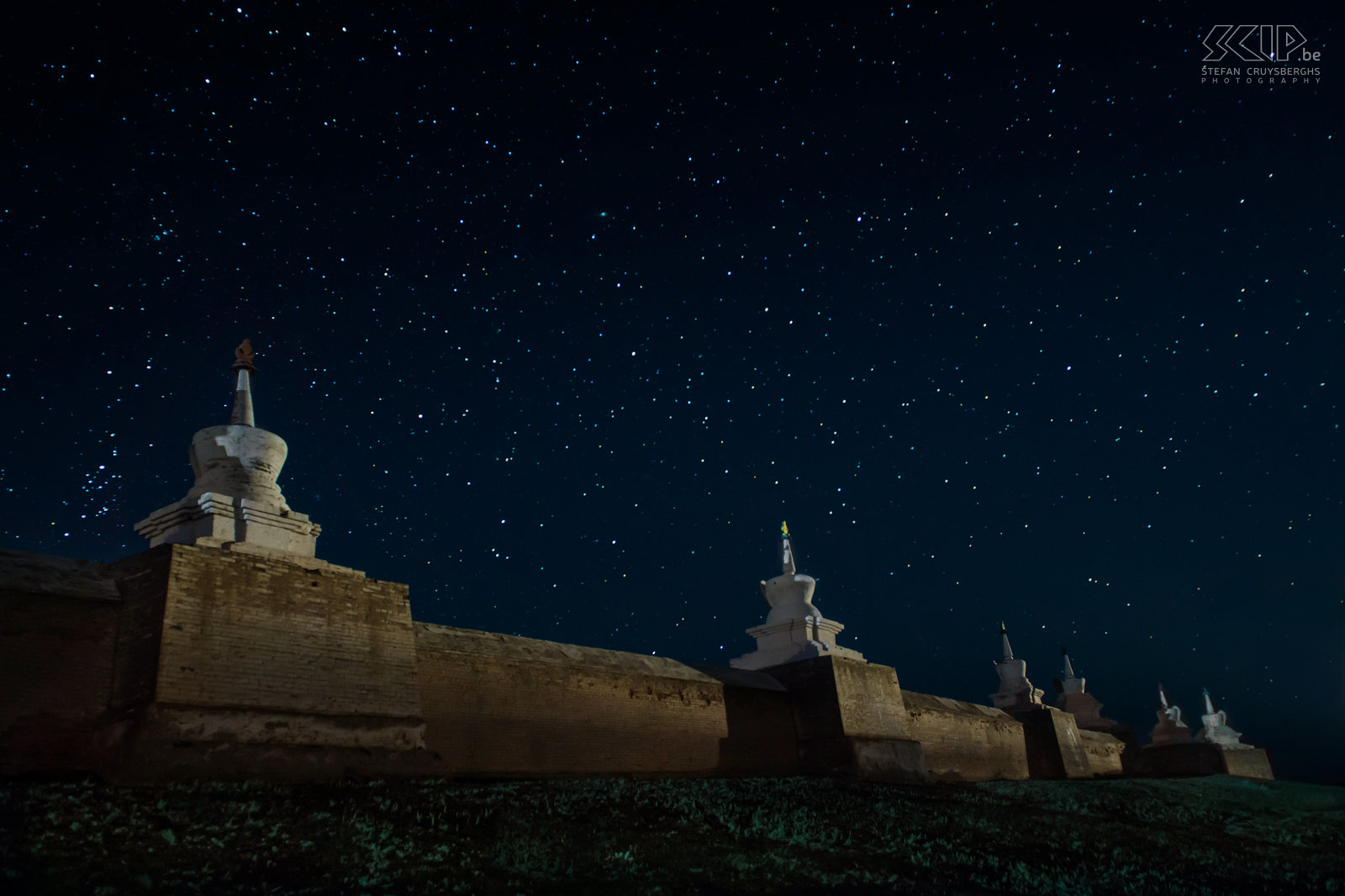 Kharkhorin - Erdene Zuu by night Nachtfoto van Erdene Zuu in Kharkhorin/Karakorum in centraal Mongolië. Samen met m’n vriendin ben ik ’s avonds teruggekeerd naar de grote buitenmuren met stoepa’s van dit oude Boedhistische klooster. We probeerden beiden met onze zaklamp de stoepa’s te verlichten en dit samen met de prachtige sterrenhemel op foto te krijgen.  Stefan Cruysberghs